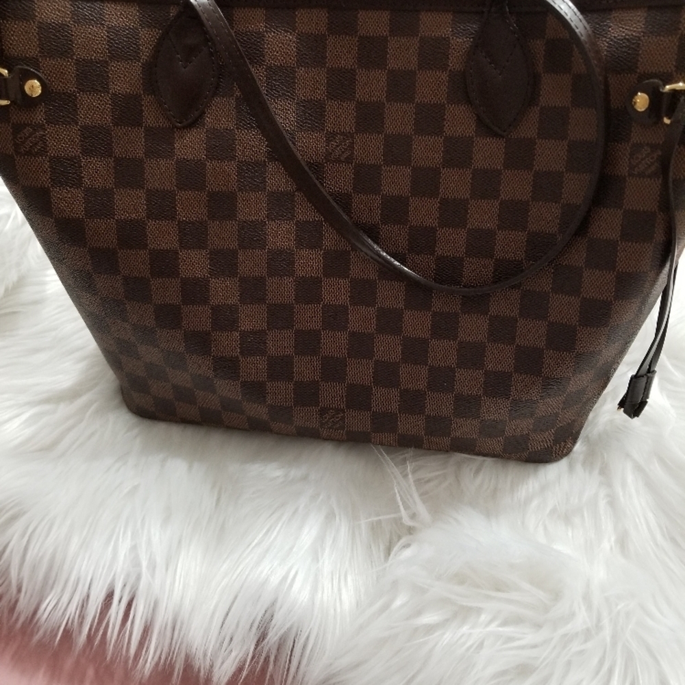 Authentic Louis Vuitton never full mm bag
